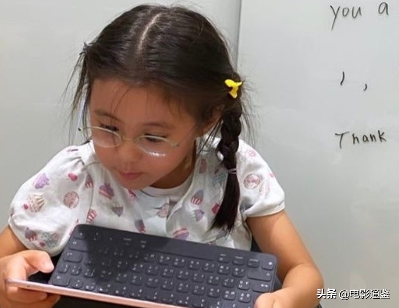 修傑楷女兒在家上課，5歲咘咘成亮點，拿掉眼鏡後的模樣絕絕子