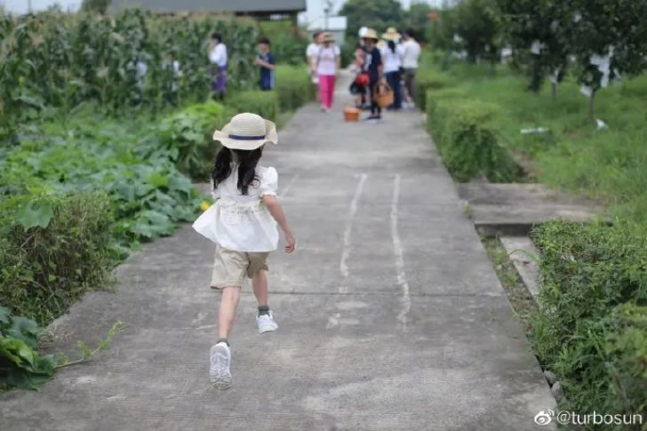 孫儷給小花穿舊衣服，小花的反應(yīng)暴露家教，鄧超可真享福啊