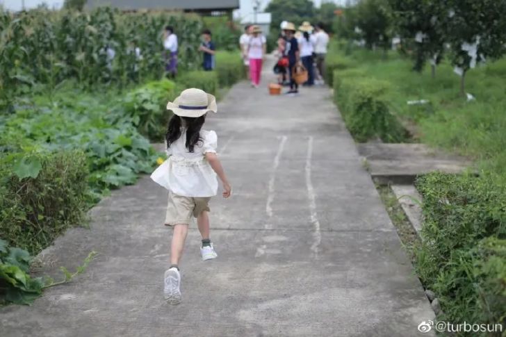 孙俪给小花穿旧衣服，小花的反应暴露家教，邓超可真享福啊