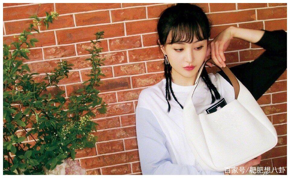 郑爽也遭遇掉发危机了？用生发梳被网友催早睡