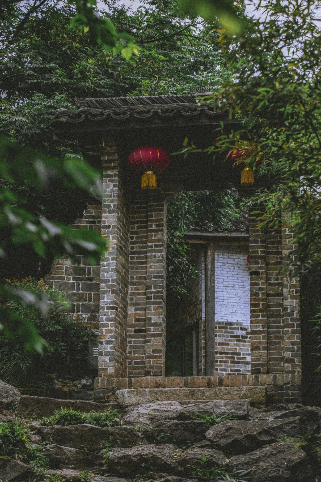 铜陵有一处古朴的村落，村中灰墙黑瓦，大多数是典型的徽派民居