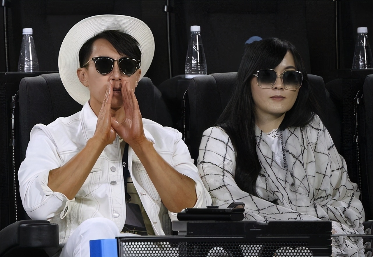 吳尊女兒不得了，穿運動裝隨手一個前撐翻，穿衣時髦功夫也很棒