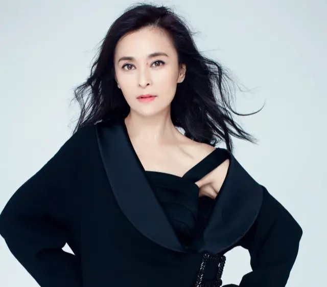 “最美琼女郎”何音：再婚与小9岁丈夫恩爱，一起养大前夫儿子