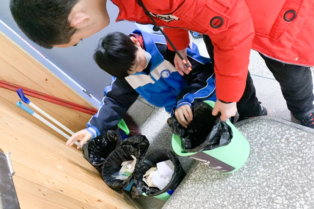 成都市双流区特殊教育学校开展爱国卫生运动