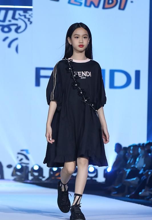 鐘麗緹13歲次女長開，與甜馨撞造型變女王，考拉“嫦娥”造型美翻
