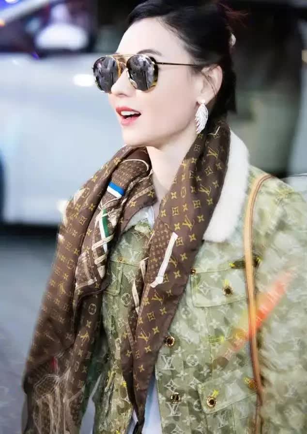 張柏芝罕見同框任賢齊，白衣配初戀發參加婚禮，把新娘風頭都搶了