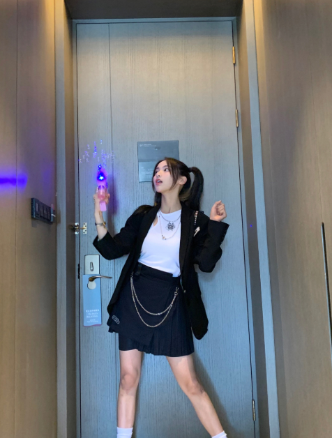 杨超越挑战jk学生风，白长袜穿成“堆堆袜”，这