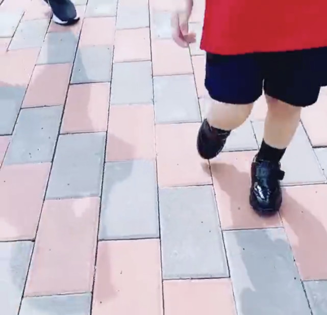 陈晓陈妍希送儿子上学，小星星走出大哥步伐，穿校服肉乎乎太可爱