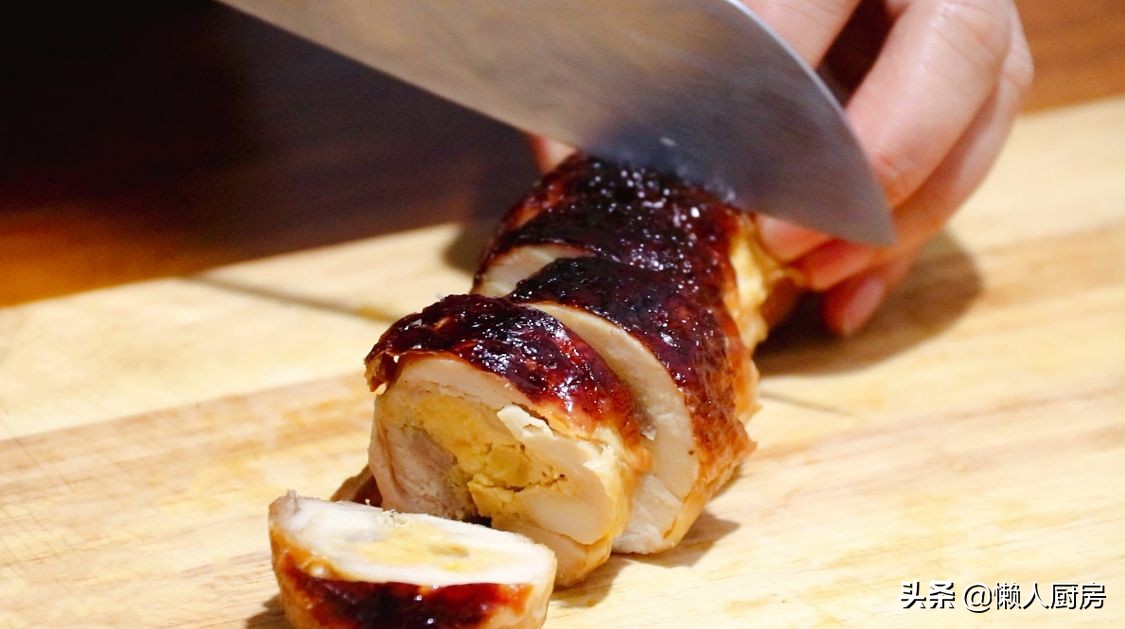 做鸡腿时，鸡肉里面包着咸蛋黄，记住这1点，没有腥味
