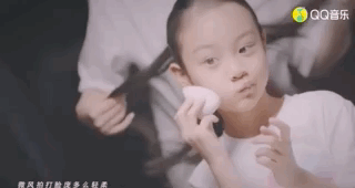 李小璐母親節曬母女視頻，各種風格切換，甜馨身高直逼媽媽肩膀