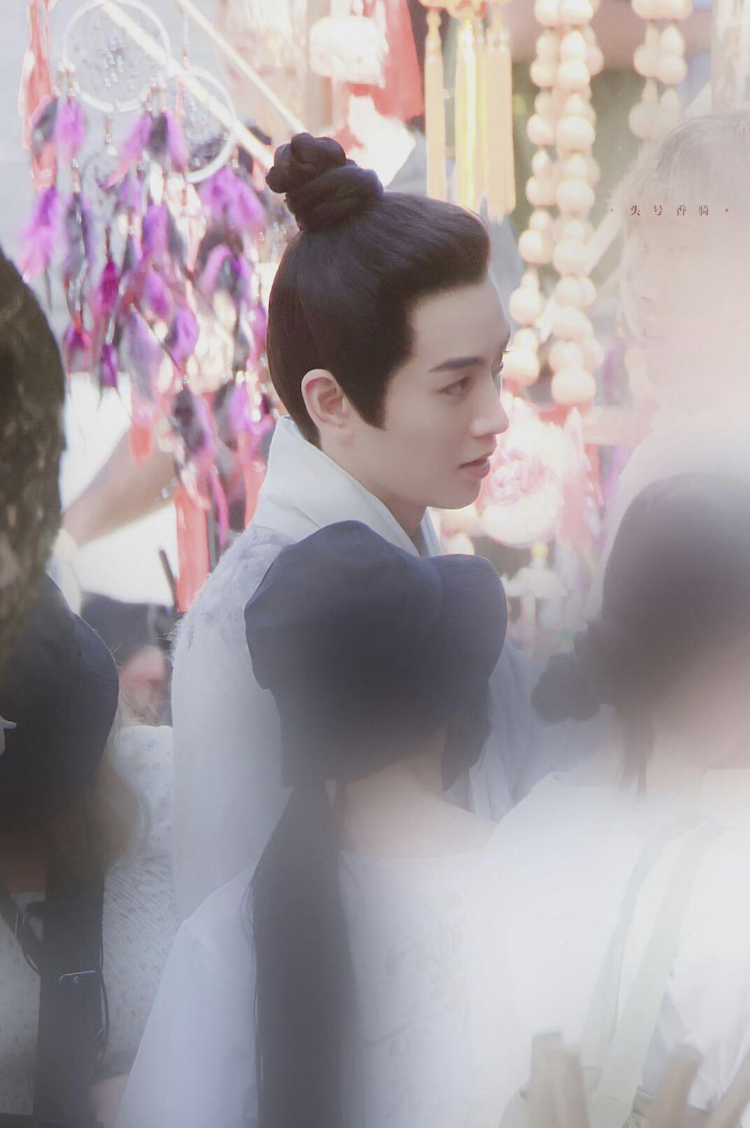 陈晓古装路透照曝光，厚重滤镜难掩帅气，与毛晓彤甜蜜对视好般配