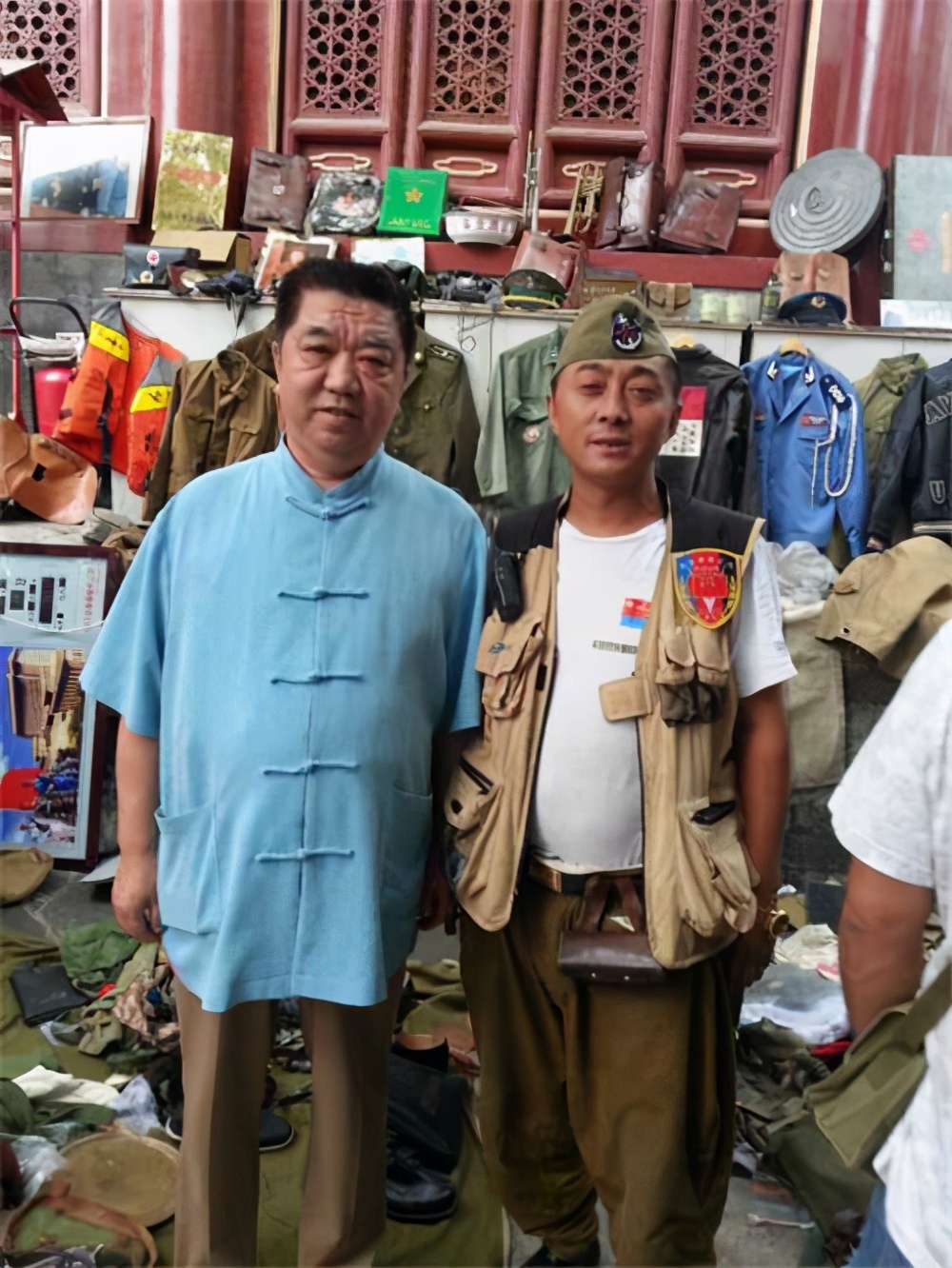 相声演员孟凡贵为军品大王李长东赠诗一首