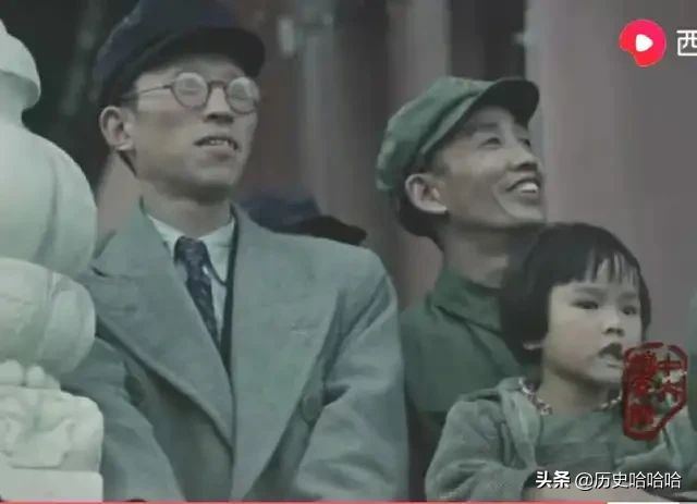 开国庆典,在天安门上那个最小的小女孩原来是她!