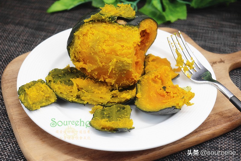 南瓜新吃法，不炒也不蒸，烤一烤，软糯香甜，连南瓜皮都粉香好吃
