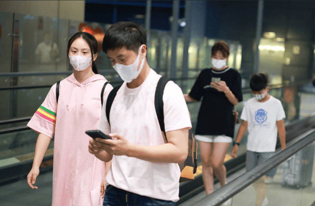 田亮一家在商场被偶遇，森碟个头高略微驼背，小亮仔爱吃糖豆