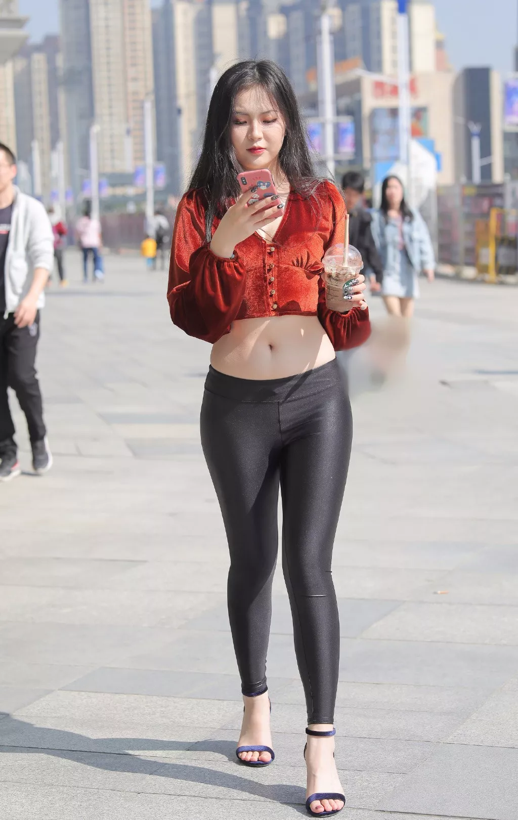 街拍之看手机的美女图片