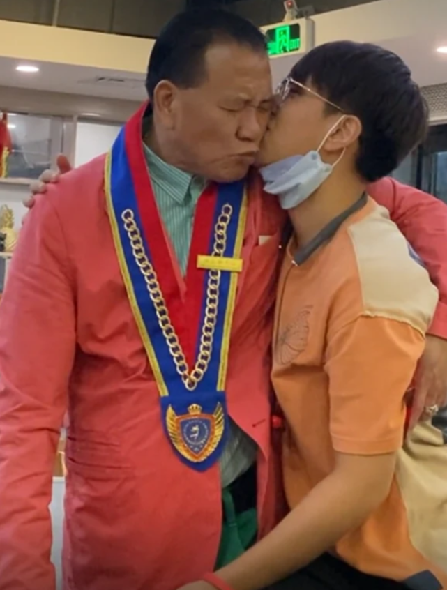 64岁大哥万梓良为18岁儿子庆生，感动落泪