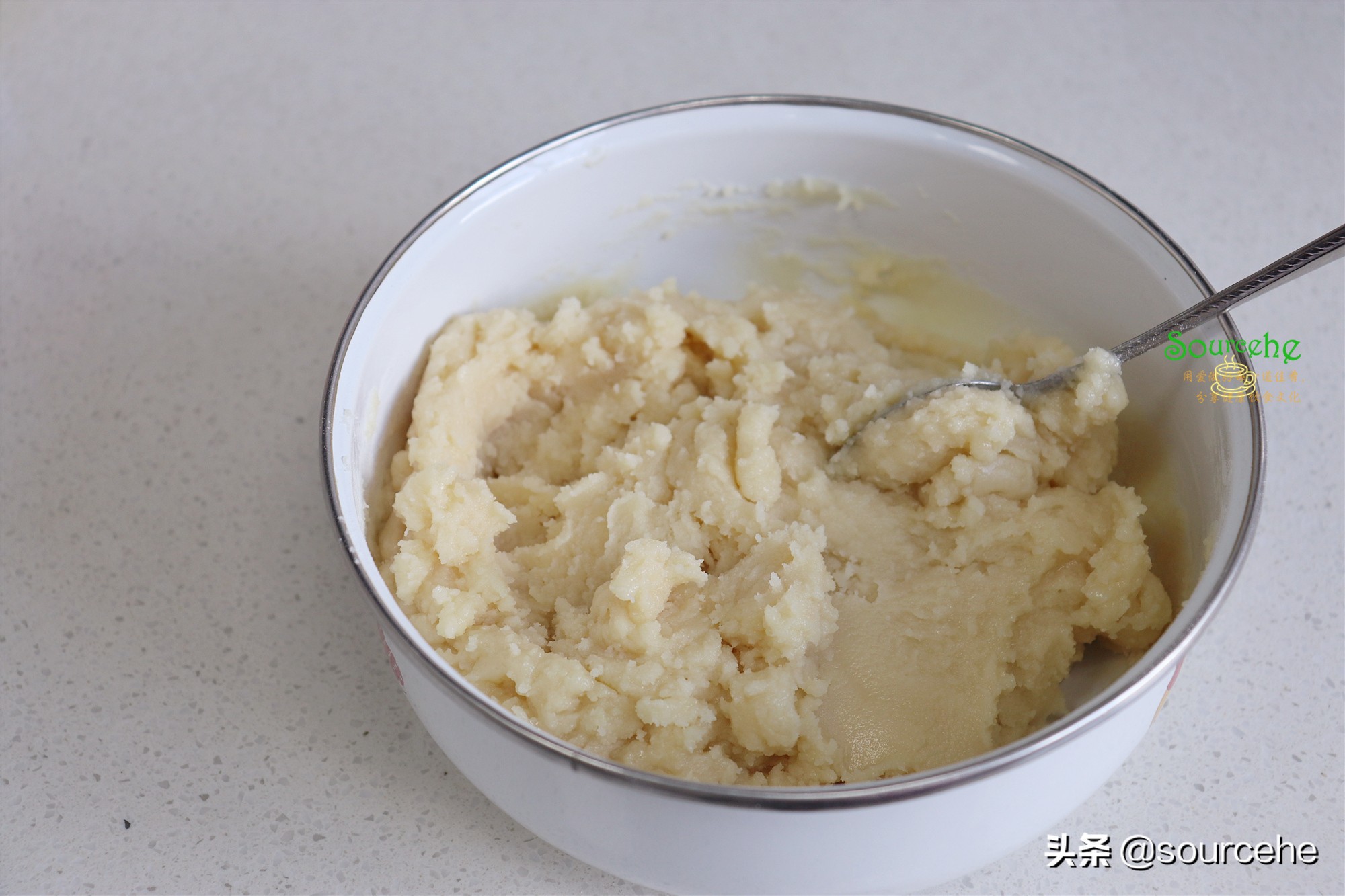 广式莲蓉蛋黄月饼，掌握3个技巧，色泽金黄，皮薄香润，回油快