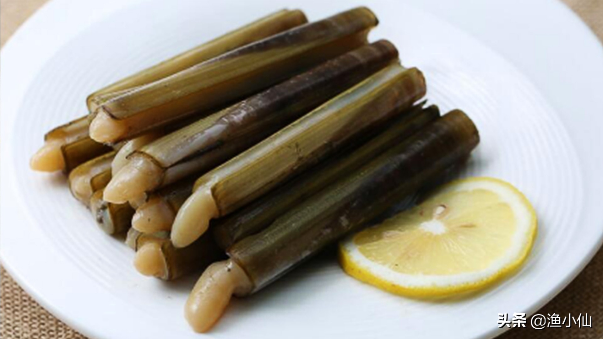 经常有人在沙滩上的小洞里撒盐,然后洞里就撑出来"一条东西".