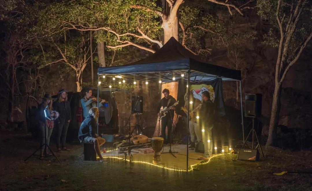 64岁老太不结婚，卖了豪宅住进8㎡蜗居，却过上