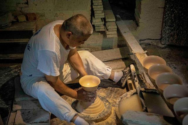 从陶土变为精美瓷器，在古窑民俗博览区有世界最古老的制瓷生产线