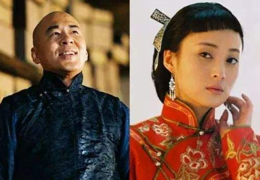 剧中他是威严无比的雍正，“正宫”蒋勤勤却把他驯成了“小奶猫”