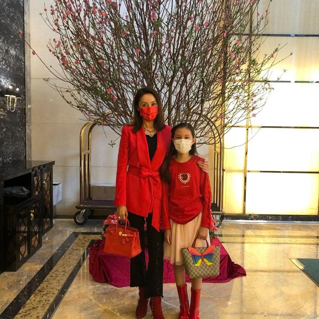 郭可盈和女兒穿同款造型似姐妹，11歲津津很有大家閨秀氣質
