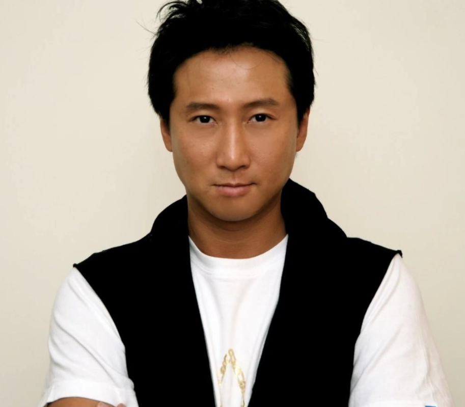 洪金寶長子與妻兒團聚痛哭，3層豪華別墅曝光，裝修簡單擺設雜亂