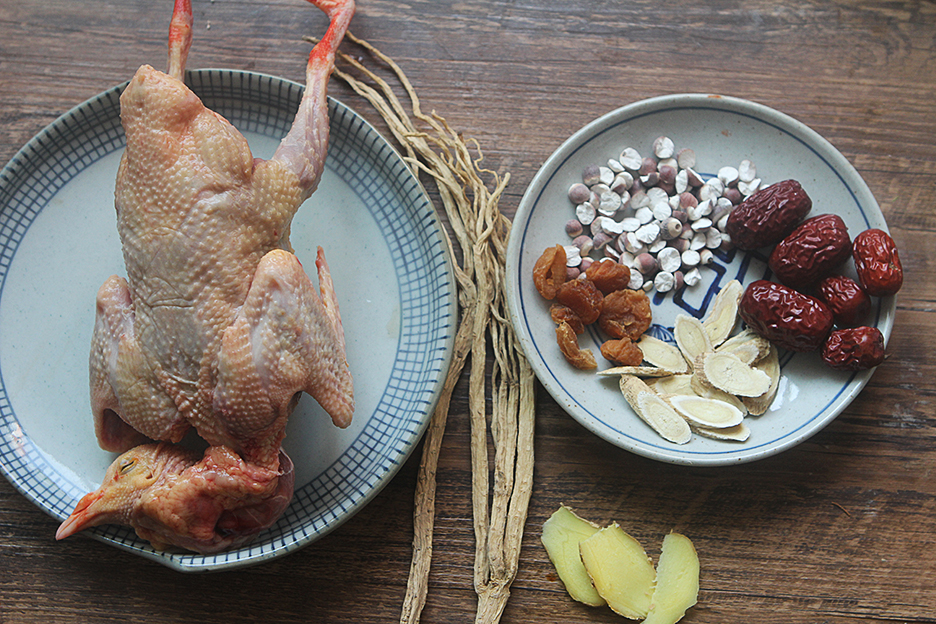 The nutritious pigeon soup is delicious and simple. If you have a weak body, drink it often