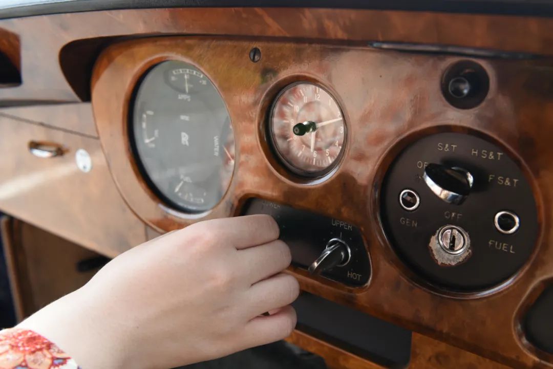体验60岁的劳斯莱斯银云古董车，是什么感受？