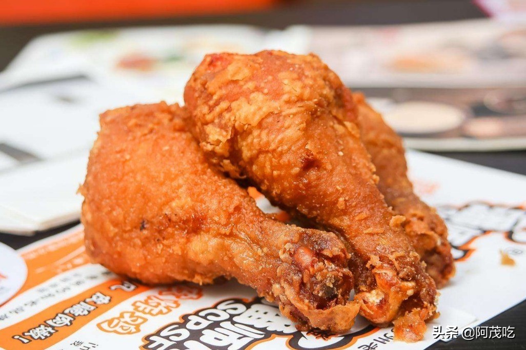 Glittering chicken drumsticks, smelling fragrant, taste more crispy