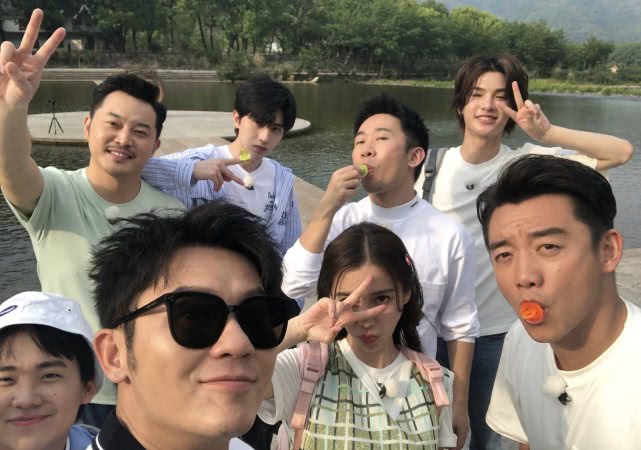 蔡徐坤何穗神仙同框，两位都是超模身材，高级