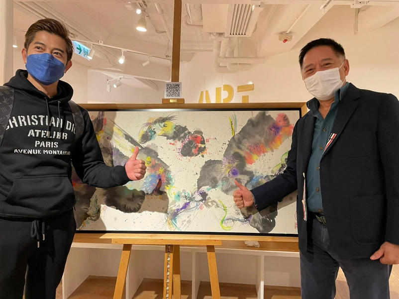 郭富城方媛夫婦逛畫展，十指緊扣秀恩愛，兩小時花7位數買7幅畫