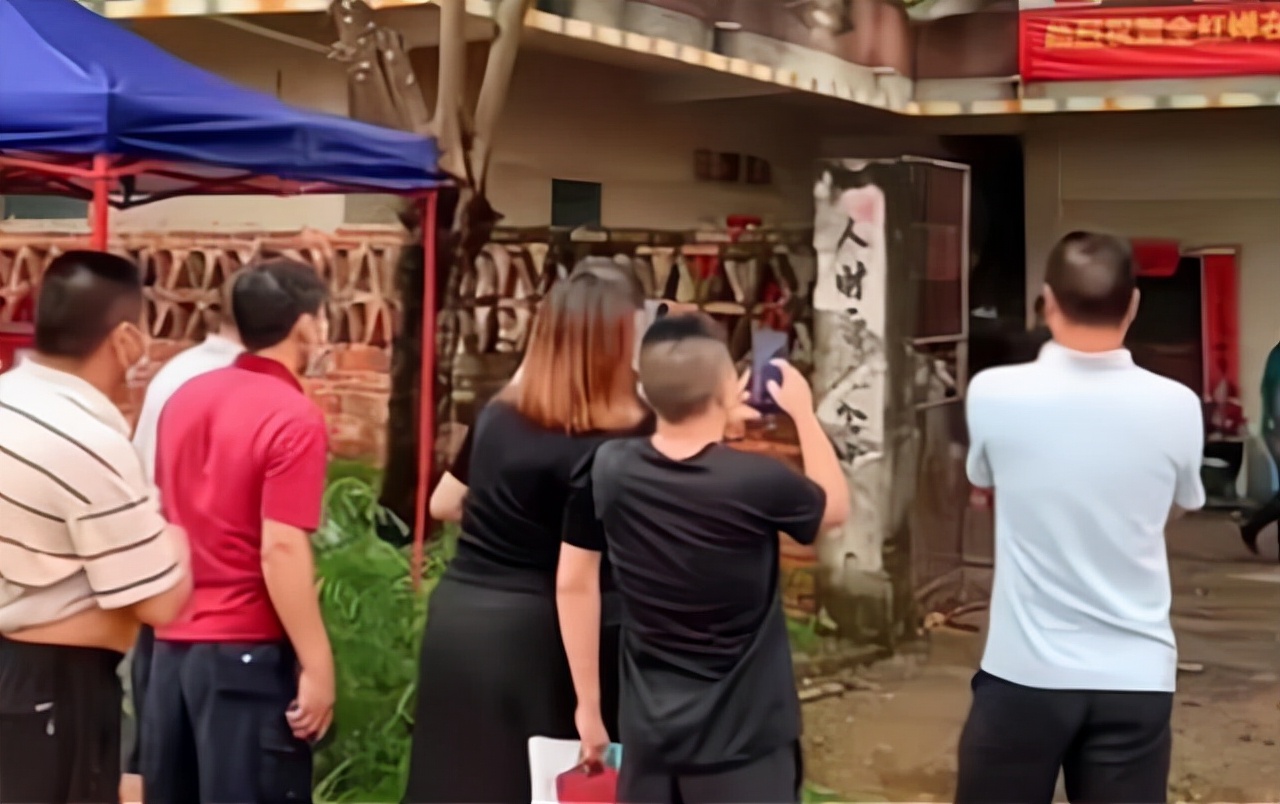 全红婵回到老家！父亲把房子翻新一遍，村里也铺路了，迎接英雄