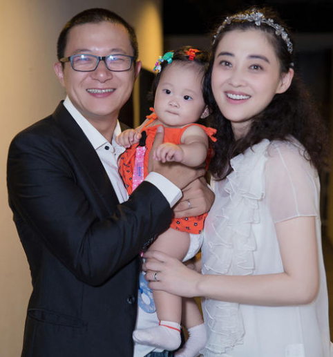 梅婷女儿用名字“秀恩爱”，7岁独自拍封面，和