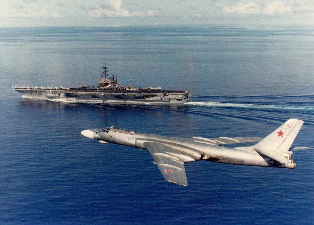 惊心动魄！俄罗斯军机突然贴身飞越美航母，大批美战机束手无策