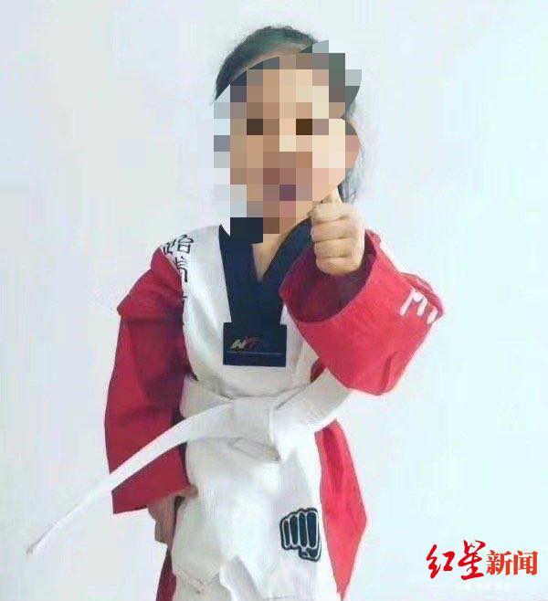 令人发指！这个恶魔后妈，剪开了4岁女孩的嘴唇