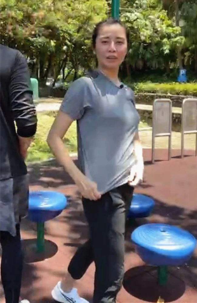 郑伊健夫妇首次直播，蒙嘉慧没生娃肚子却长两