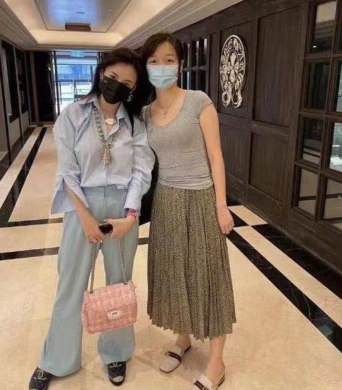 张柏芝独自带仨儿子现身机场，幼子正面曝光，颜值超高惊艳网友