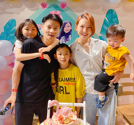 蔡少芬全家為女兒慶生，母女嘟嘴親吻張晉捏臉，魚蛋被蛋糕饞哭