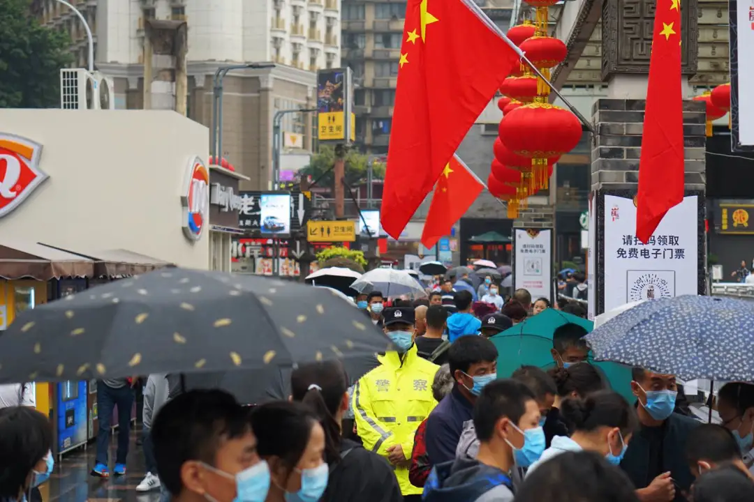 重庆|节日我在岗丨3岁萌娃走失独自求助警察 蜀黍提醒大家节假日期间一定要