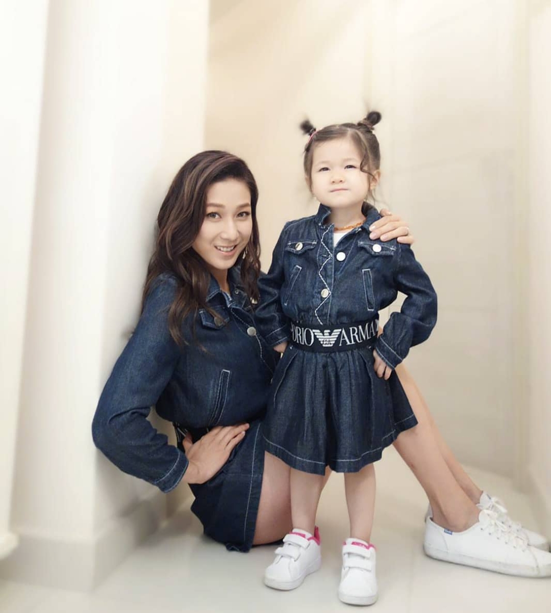 鍾嘉欣曬兒女萌照，不忘隔空表白老公，姐弟同款髮型像俄羅斯套娃