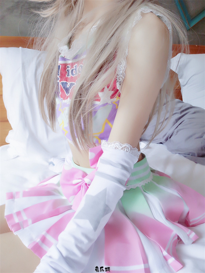 粉红短裙条纹袜，忍不住想咬一口