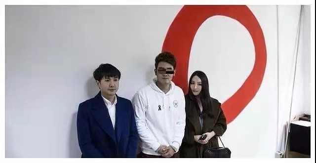 沈腾亲姐晒近照，巴掌脸配S曲线身材火辣，和弟弟同框像两代人？