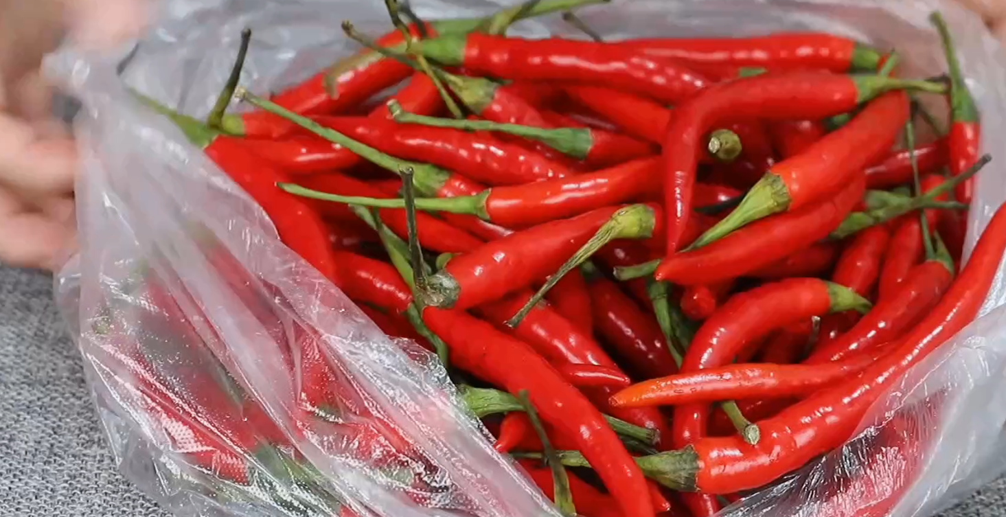 趁小米椒便宜，教你2个保存妙招，放一年不坏，实用又划算