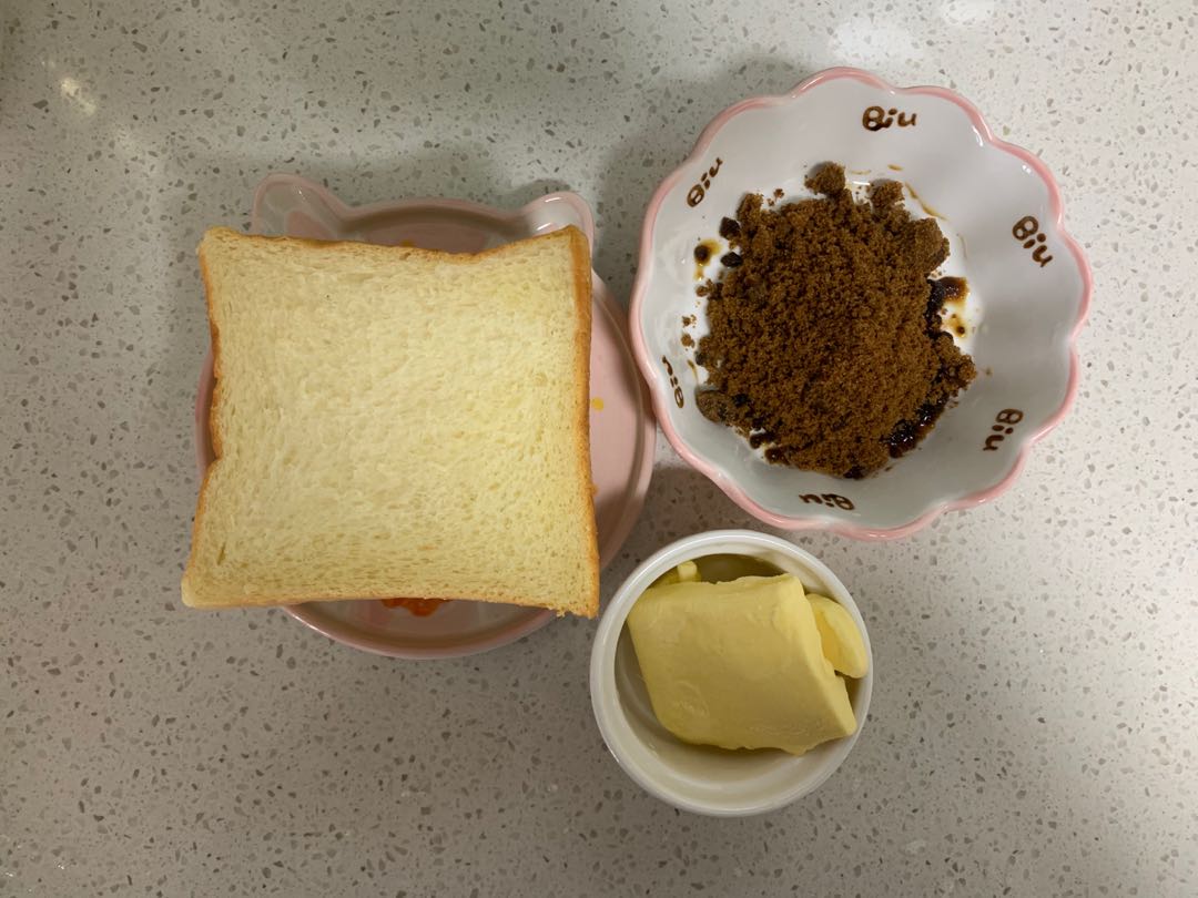 Simple toast, not a simple way to eat, a bite is crackling and crisp, you can’t stop eating a piece