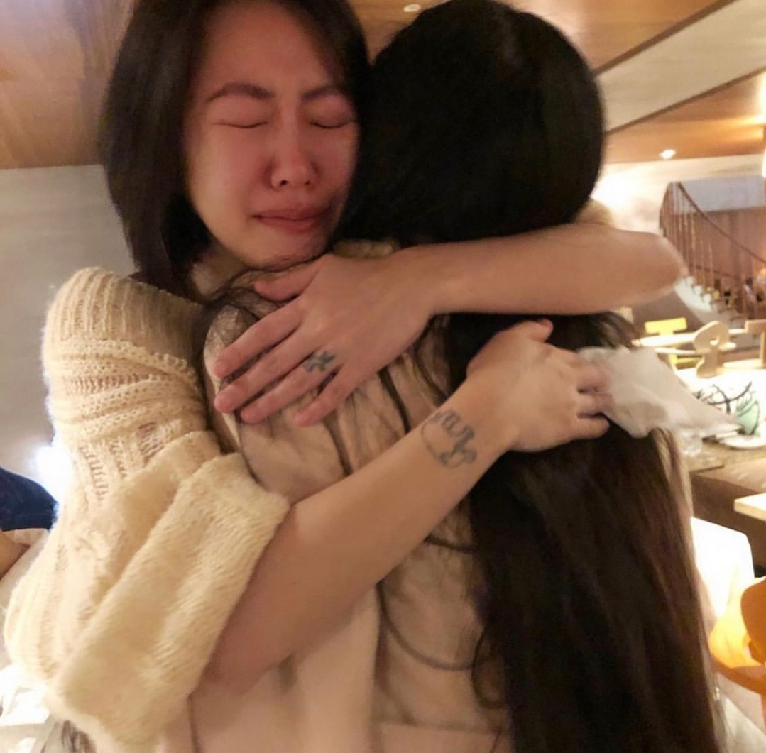 小s13歲女兒曬慶生照，Lily清純甜美，母女四人同框似姐妹