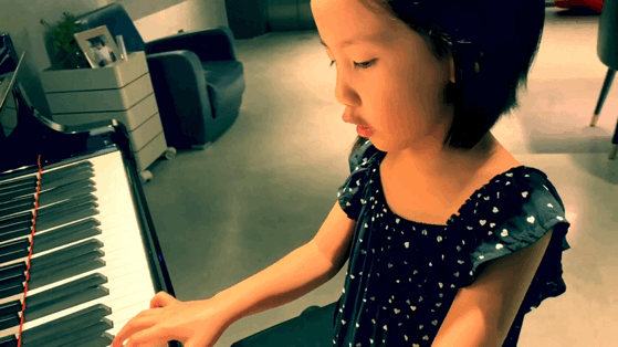 黄磊二女儿弹唱咏叹调，妹妹一本正经表演，表情严肃又好笑