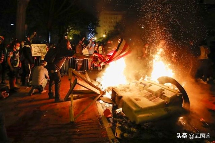 红牛步兵师入城镇压，美国枪支公司大搞促销，