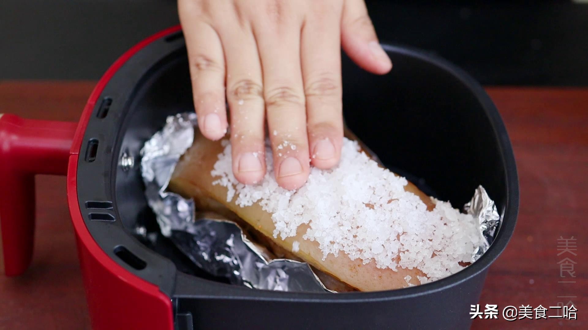 脆皮烤肉：原来烧烤店都是这么做的，酥香不油腻，配上啤酒超过瘾